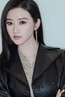 景甜出席活动,一身卡其色裙搭黑色皮外套,小蛮腰真抢眼