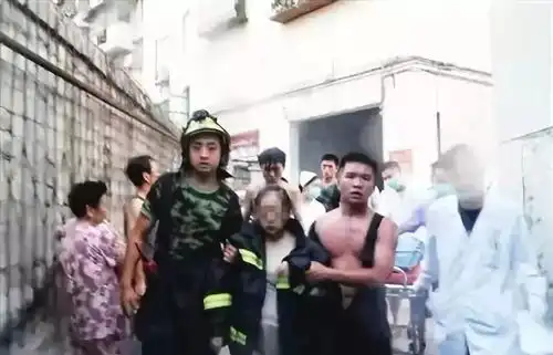 累到呕吐,瘫倒在地救完一场火,他们的样子太让人心疼
