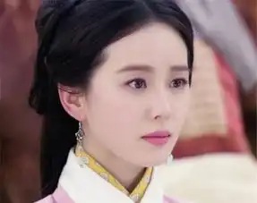 朱元璋正在和大臣议事,马皇后来了,朱元璋立马跪下,大臣吓懵了