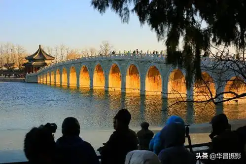 颐和园数百人围观金光穿洞人气火爆
