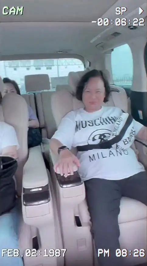 何超莲与友游苏州,搭窦骁肩膀垫脚合影身高差抢镜,二人越长越像
