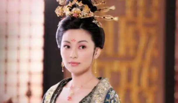 她是刁蛮任性的文媚儿,当红时嫁皮鞋大亨退圈,43岁近照模样大变