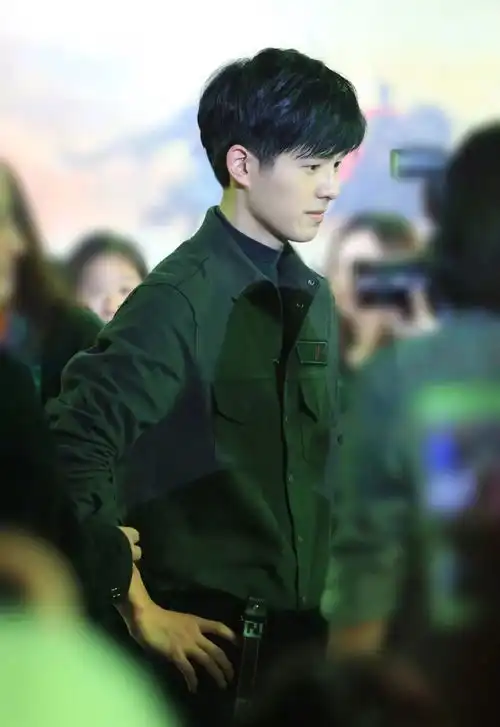 这次我们跟宋茜刘昊然唐艺昕李纯一起去了个神秘的红色工厂