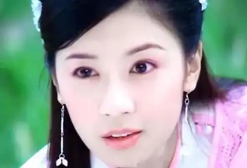 贾静雯修杰楷携大女儿走机场,母女俩穿同款短裤,都十分有气质