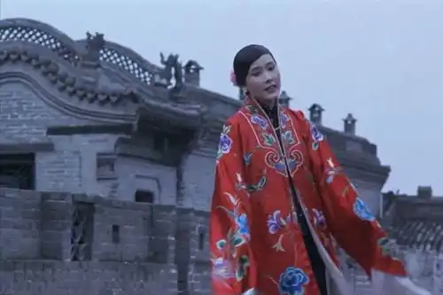 张艺谋镜头下,黑色灰色红色各代表了什么