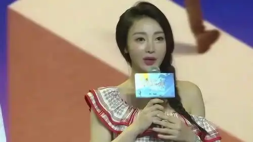 柳岩宅家拍甜美睡衣写真手捧鱼缸对镜歪头灿笑很俏皮