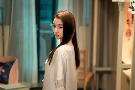 关晓彤新剧开播,杨幂发文宣传,用词称呼很奇怪,鹿晗却保持沉默
