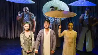 青蛇亮相艺穗节演员着戏服抢眼球