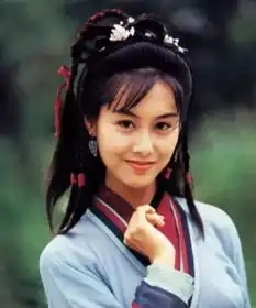 女星穿古装用丝带捆头发,黄圣依让人眼前一亮,张馨予却画风清奇