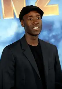 钢铁侠2中要tony把盔甲交出来的那个检察官和美国队长2里的那位在电影中是不是同一个角色啊