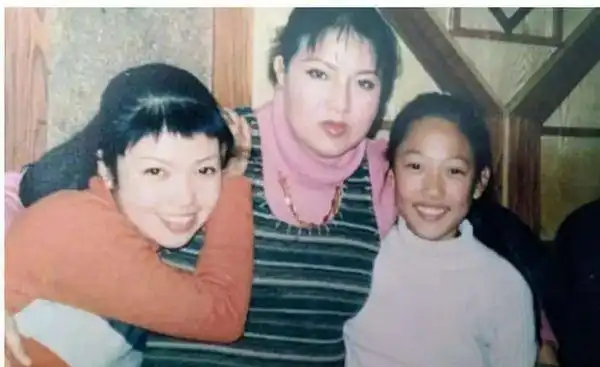 女孩14岁被亲妈送去整容,花400万整300多次,网友有钱瞎折腾