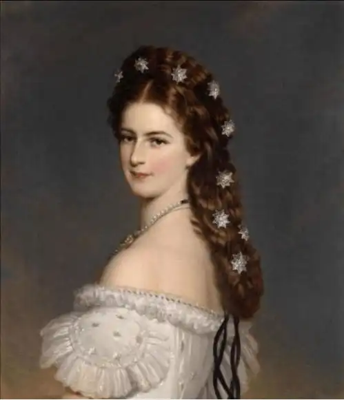 茜茜公主怀孕后腰围超50cm就绝食,她的腰有多细你看她的全身照