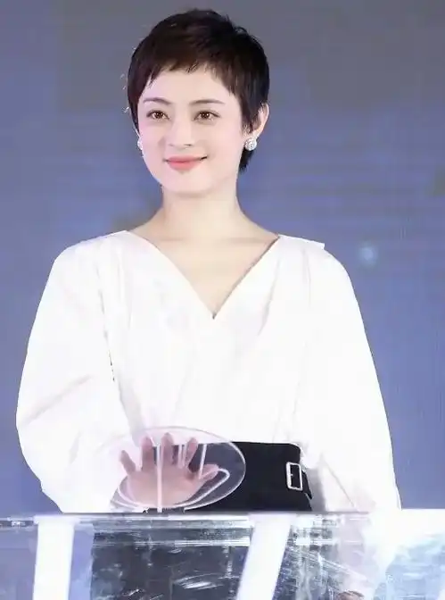 孙俪的发型真不普通,一撮撮像是没洗头,靠洞洞白裙撑气质
