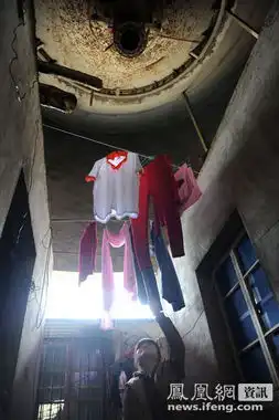 合肥50余户居民蜗居水泥罐底