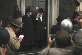 至暗时刻与敦刻尔克可以互为参照
