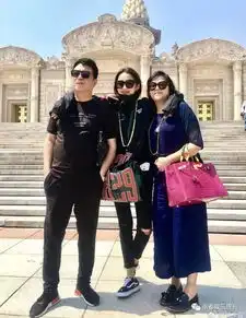 关晓彤父女俩同晒合影除了大长腿还有满满的父爱
