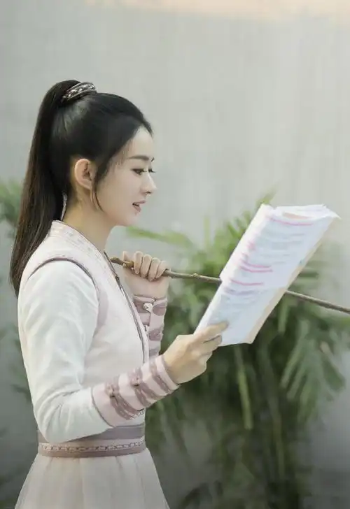 有翡出新剧照,赵丽颖王一博亲密合作,你期待谢允还是周翡
