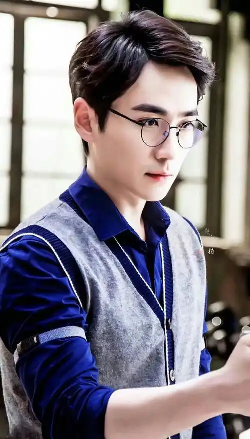 什么叫盛世美颜看到朱一龙爸爸的照片后,网友颜值不输儿子
