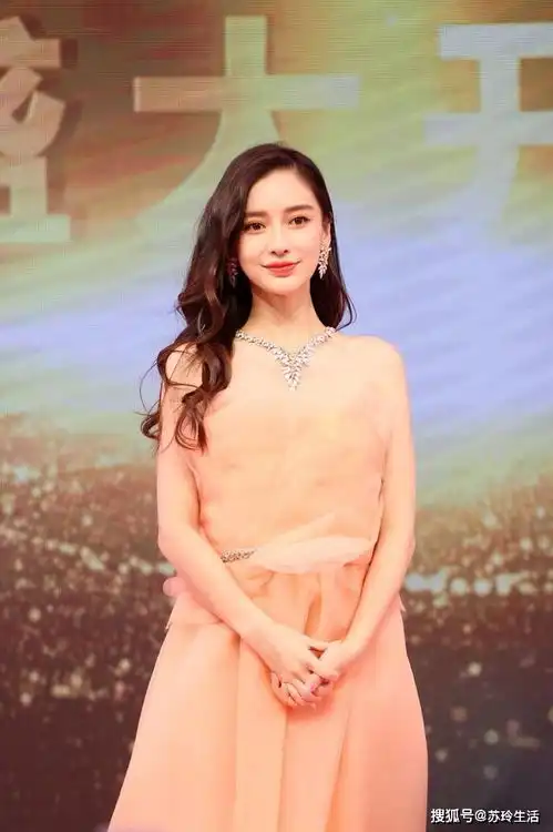 杨颖撞色穿搭超好看黑色披肩搭美人鱼抹胸t恤,流苏很有小心机
