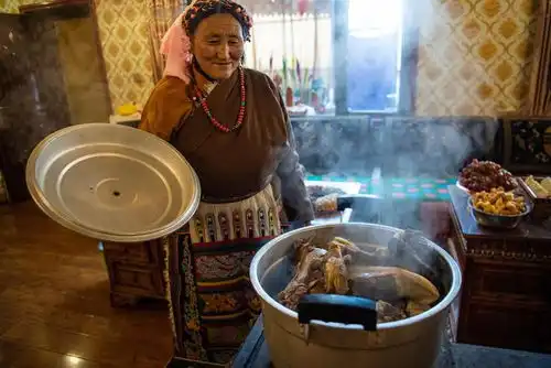 新春走基层藏历新年遇上农历春节藏北人家四世同堂年味浓