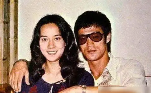 1988年,李小龙去世15年,妻子改嫁徒弟后,隐藏了多少阴谋
