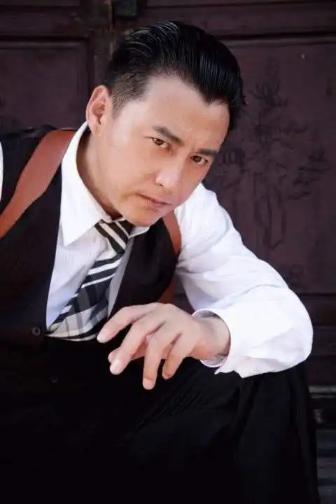 国民硬汉刘小锋,24岁走红40岁娶小16岁妻子,今48岁家庭幸福
