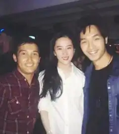 刘亦菲杀青宴现场照片曝光与好友同框竟输了颜值