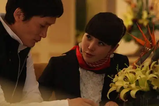 90后售楼小姐年薪达20万卖楼几年可以在港城赚套房