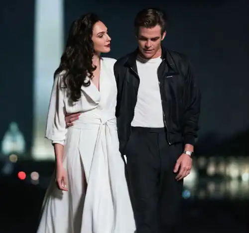 神奇女侠2全新剧照曝光金甲女武神英气逼人
