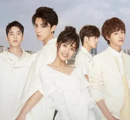 王鹤棣被曝恋情,吃喝玩乐朝夕相处,女方喜欢穿露腰装打扮时尚