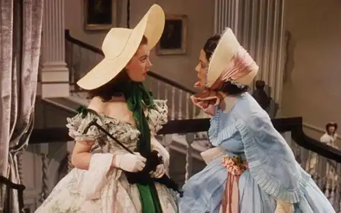 乱世佳人里斯嘉丽的裙子风靡一时,殊不知却害过无数女性
