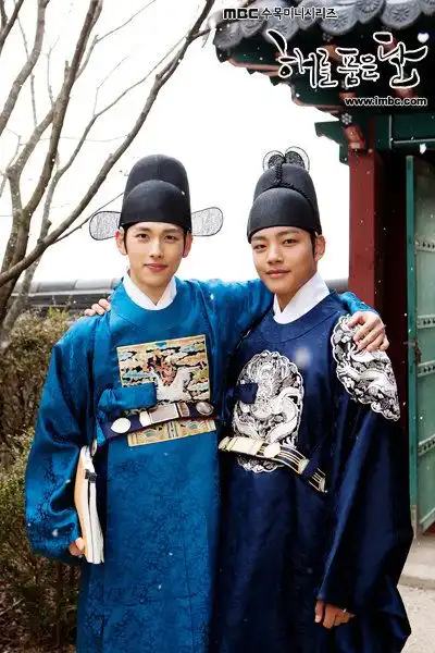 拥抱太阳的月亮任时完分享和吕珍九的师生合照,在带轮子的家2重逢