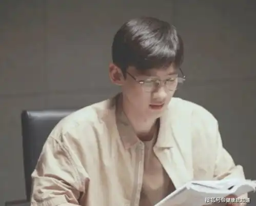 开端白敬亭的耳朵是倒着的,这耳朵着实太抢镜,这样也能上热搜