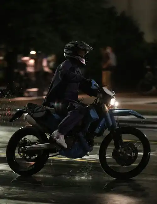 漫威黑豹2最新片场照,二代钢铁侠首次亮相,在麻省理工疾速飙车
