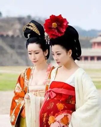 91岁老太太死后,被亲生女儿爆料和外孙有奸情,荣国夫人传奇一生
