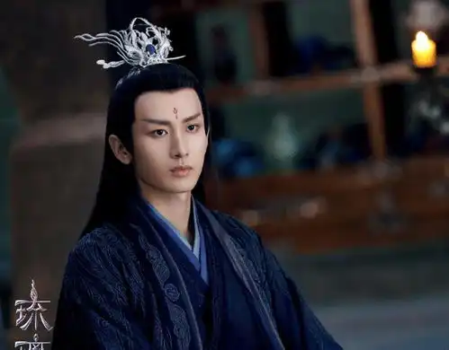 成毅梦醒长安路透,穿黑色斗篷造型超帅气,侧颜也太好优越了
