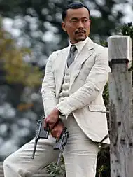 廖凡让子弹飞受三佬秘训白西装致敬周润发