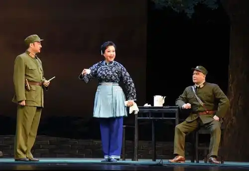 全场100元王蓉蓉主演京剧沙家浜哥俩乐翻天
