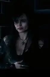 哈利波特5的时候贝拉杀了小天狼星的表情有点哀伤,可是后来又变成阴险的笑,到底她是怎么想的