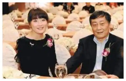 国内两大富豪坚决不移民,子女不退美国绿卡,连家产都分不到
