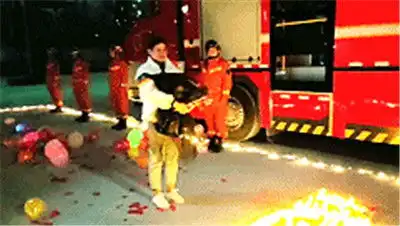 蓝朋友的求婚现场总是惊险又浪漫