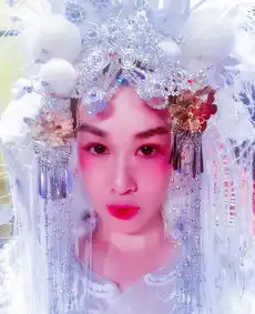 钟丽缇张伦硕拍京剧婚纱照女方咬唇超性感
