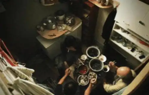 蜗居纽约的中国穷人男女同住,毫无私隐,却坚持不愿回国
