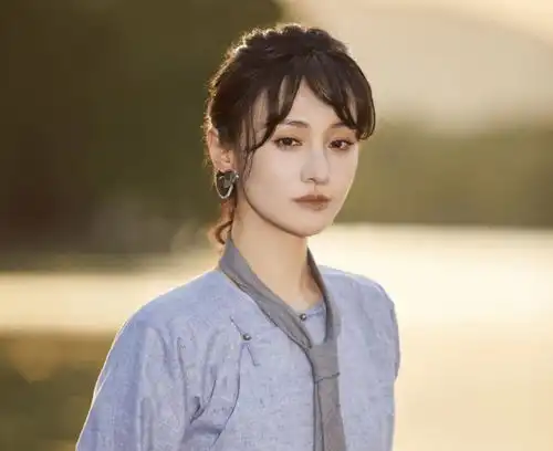 我在颐和园等你晒郑爽剧照,挂耳发饰美颜,粉丝节目审美好
