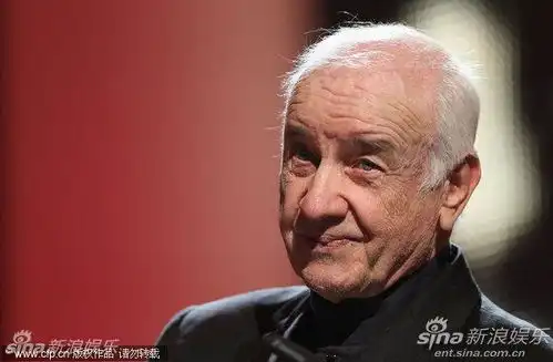 音乐盒首映礼斯塔尔获授终身成就奖奖杯
