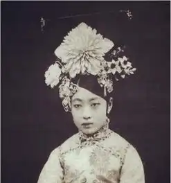 末代皇帝婉容罕见照,穿皇后旗袍面无表情,和弟弟却笑靥如花
