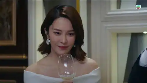 新剧大牺牲tvb女星被男拍档狼吻香肩露肩裙大晒蜜桃臀