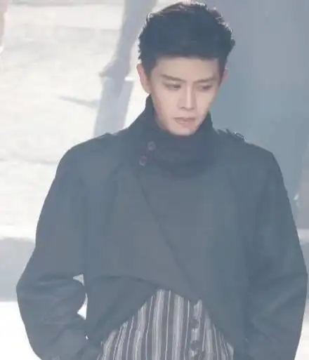 工作室晒拍戏生活,任嘉伦收工后车内背词,剧本上的笔记说明一切
