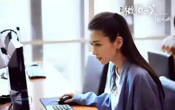 虽不及baby漂亮,没有郑爽清纯,但新版贝微微却被赞最符合原著
