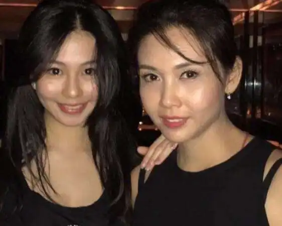 刘嘉玲一组晒照火了,你熟知的老牌港星近照全曝光,邱淑贞是亮点